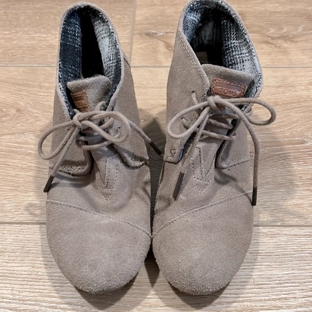 TOMS Taupe Suede Desert Wedge Booties Lace-Up Shoes Women’s 6.5